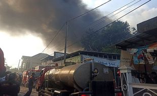 Kebakaran Gudang Kain di Grogol Sukoharjo, Asap Hitam Membumbung