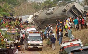 Proses Evakuasi Ratusan Penumpang Pascakecelakaan Kereta Api di Kulonprogo