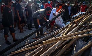 Warga dan Relawan Kerja Bakti Bersihkan Sisa Kebakaran di Pasar Kliwon Solo