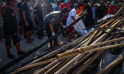 Warga dan Relawan Kerja Bakti Bersihkan Sisa Kebakaran di Pasar Kliwon Solo