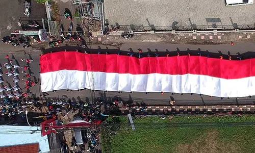 Kirab Bendera Merah Putih Raksasa Meriahkan Peringatan Maulid Nabi di Bogor