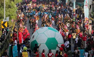 Meriah, Ribuan Warga Surabaya Saksikan Kirab Trophy Experience Piala Dunia U-17