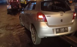 Mobil Yaris Tabrak Trotoar & Beton Pembatas Jalan di Bangjo Botol Karanganyar