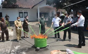 Kejari Kabupaten Semarang Musnahkan 574 Lembar Uang Palsu