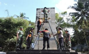 Sambut HUT TNI, Prajurit Kodim dan Warga Bersihkan Tugu MBKD di Kepurun Klaten