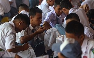 Sambut Sumpah Pemuda, Ratusan Siswa SMKN 1 Plupuh Sragen Membatik Bersama