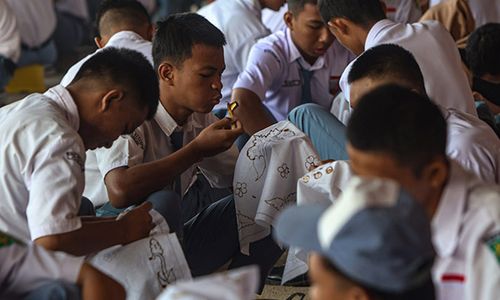 Sambut Sumpah Pemuda, Ratusan Siswa SMKN 1 Plupuh Sragen Membatik Bersama