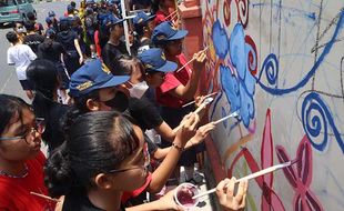 Aksi Ratusan Siswa SMP Kanisius 1 Solo Buat Mural di Tembok Sekolah