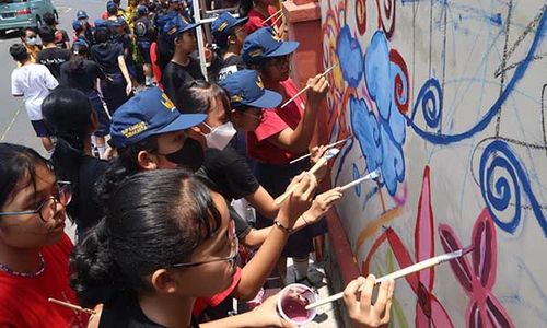 Aksi Ratusan Siswa SMP Kanisius 1 Solo Buat Mural di Tembok Sekolah