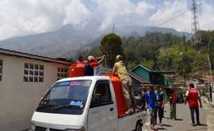 Istri Ngangsu-Suami Cek Pipa, Kisah Warga Terdampak Kebakaran Merbabu Boyolali