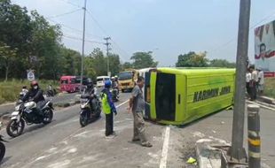 Rem Blong, Minibus Rombongan Santri Asal Purworejo Terguling di JLS Salatiga