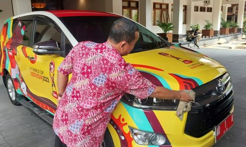 Jelang Piala Dunia U-17 2023, Gibran Pasang Stiker Baru di Mobil Dinas