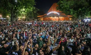 Ribuan Orang Nobar Timnas Indonesia Vs Brunei di Depan Balai Kota Solo