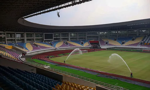 Perawatan Rumput Stadion Manahan Solo Jelang Piala Dunia U-17