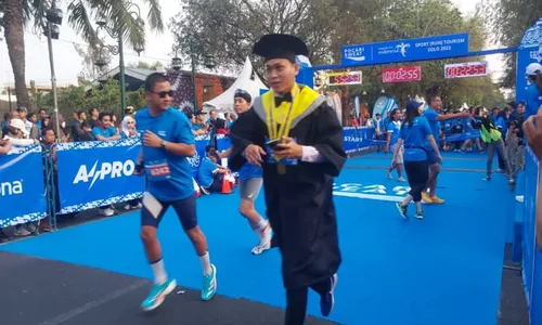 Unik! Pelari Pocari Sweat Sport Run Tourism Solo 2023 Pakai Toga Rayakan Wisuda