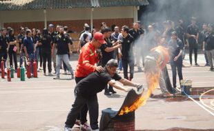 Ketika Sivitas Akademika UKSW Salatiga Ikuti Pelatihan Cara Memadamkan Api