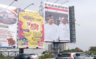 Jelang Putusan MK, Baliho Mesranya Prabowo & Jokowi Kembali Dipasang di Solo