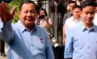 Pakai Baju Biru Langit, Prabowo-Gibran Awali Proses Pendaftaran Capres-Cawapres