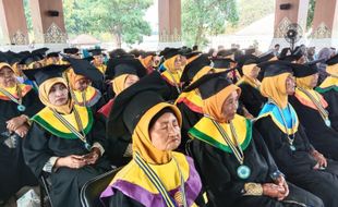 Luar Biasa, Sudah Berusia 78 Tahun, Nenek-Nenek di Karanganyar Ikut Wisuda