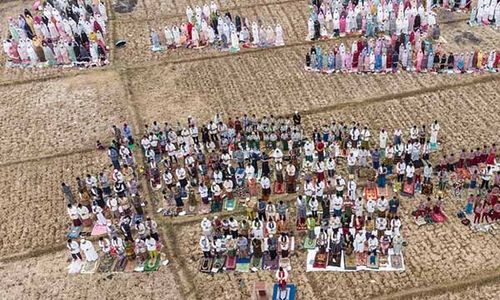 Kemarau Panjang, Warga Ciamis Gelar Salat Istisqa di Persawahan yang Mengering