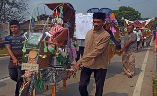 Kirab Tradisi Pembagian Sedekah Perayaan Maulid Nabi di Serang Banten