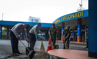 Sambut HUT TNI, Anggota Kodim 0735/Solo Resik-resik Terminal Tirtonadi