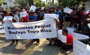 Aksi Tapa Bisu Pegiat Budaya dan Masyarakat di Loji Gandrung Solo