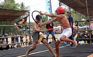 Tradisi Tiban, Ritual Warga Banyuwangi Saling Cambuk untuk Meminta Hujan