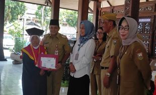 215 Siswa Sekolah Lansia Pancasila Kenteng Bandungan Semarang Diwisuda