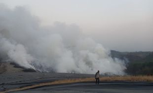 Kebakaran di TPA Jatibarang Bikin Warga Alami Sakit Tenggorokan & Sesak Napas