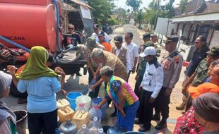 Pemprov Jateng Kirim Bantuan Air ke Tumpukan Klaten, Langsung Diserbu Warga