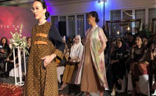 Semarak Fashion Show Batik Sandra Karyani, Pesona Batik Kasual Kekinian