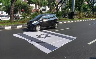 Aksi Bela Palestina, Bendera Israel Ditempel di Aspal Jalan Pahlawan Semarang