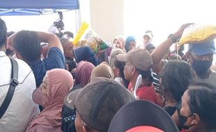 Demi Beras Gratis dari Mendag, Ratusan Warga Madiun Rela Berdesak-desakan