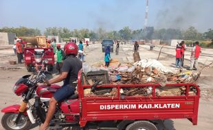 Sudah Kosong, Ratusan Orang Bersih-bersih Eks Pasar Darurat Pasar Gedhe Klaten