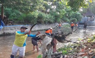 Peringati Sumpah Pemuda, Warga & Mahasiswa Bersihkan Sungai Pleret Boyolali