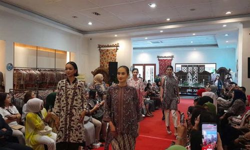 Pesona Jawa Klasik  Batik Danar Hadi dalam Fashion Show Rukmasara