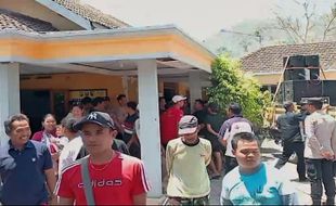 Mutasi Perangkat Dilakukan Sepihak, Ratusan Warga Demo Kades Bungkuk Magetan