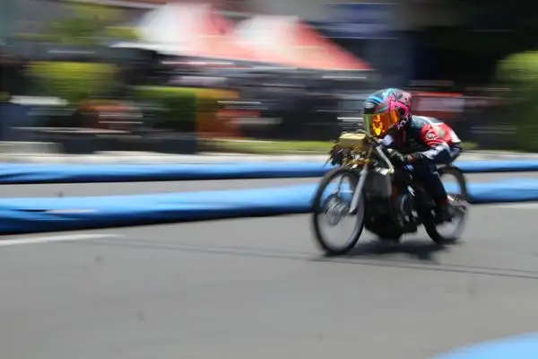 Kejurnas Drag Bike di Manahan Solo: Ajang Pembalap Muda Unjuk Gigi