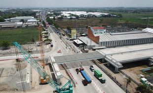 6 Balok Girder Penghubung Jalan Tol Solo-Jogja dan Trans Jawa Berhasil Dipasang