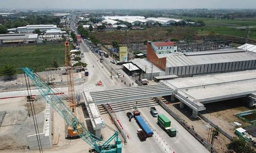 6 Balok Girder Penghubung Jalan Tol Solo-Jogja dan Trans Jawa Berhasil Dipasang