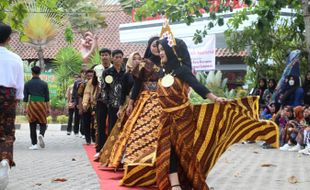 Serunya Hari Batik di SMKN 1 Rota Bayat Klaten, Ada Fashion Show & Tari Kolosal