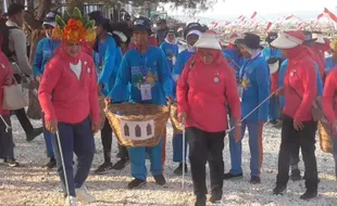 Ibu Negara Ajak Emak-Emak dan Siswa SD Bersihkan Pantai Kenjeran Surabaya