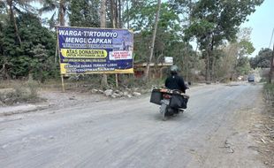 Jalan Rusak Parah, Warga Bumiharjo Kemalang Klaten Pasang Baliho Sindiran