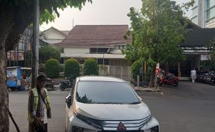 Viral Juru Parkir di Semarang Kerja Pakai Mobil, Ternyata Ini Faktanya