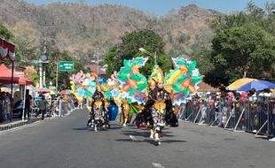 Meriah! Karnaval Batik Wonogiren Sedot Ribuan Penonton di Alun-Alun Wonogiri