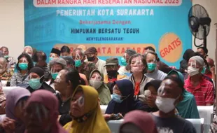 Pasien Operasi Katarak Gratis Lakukan Kontrol di RSUD Ibu Fatmawati Solo