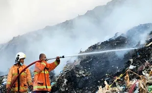 Puluhan Pekerja dan Pemulung Terjebak Kebakaran TPA Jatibarang