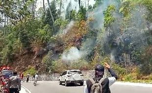 Awas! Kebakaran Gunung Lawu Merambet ke Jalan Raya Magetan-Karanganyar