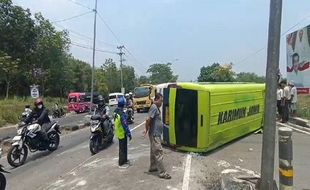 Kronologi Minibus Santri Purworejo Terguling di Salib Putih Salatiga